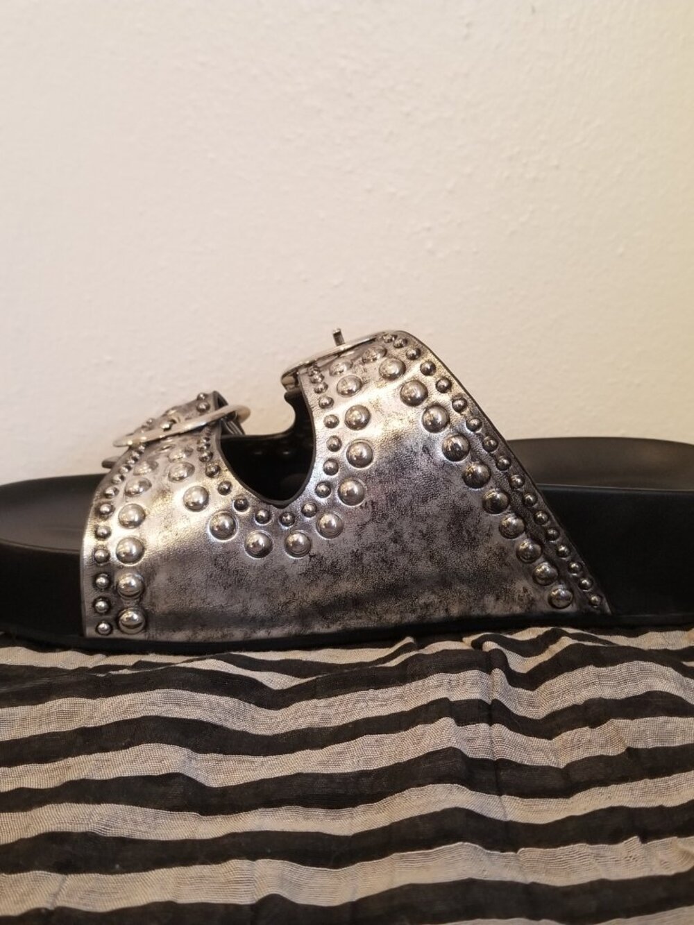 Nine West Flinne Studded Buckle Sandals in Distressed Silver Size 8.5 - Picture 4 of 13
